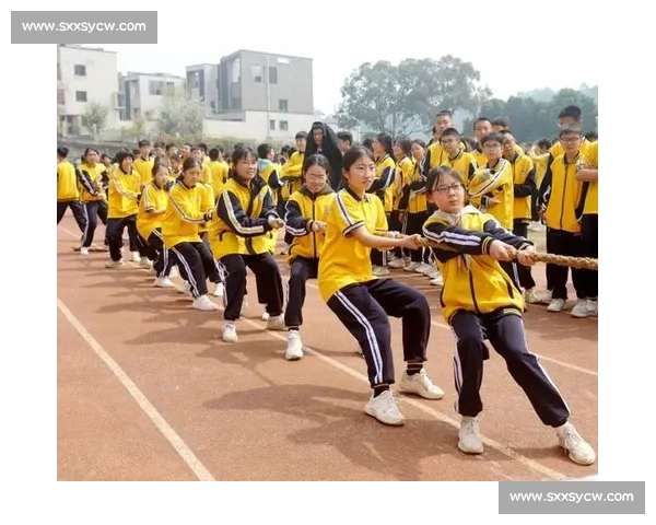 绳索紧绷呐喊如雷一场拔河比赛的瞬间与集体力量之美在操场上迸发